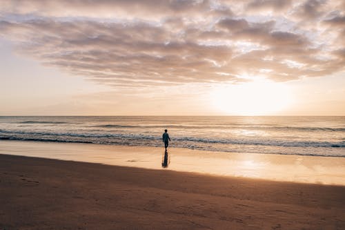 孤独的人，在空荡荡的海滨上行走 · 免费素材图片