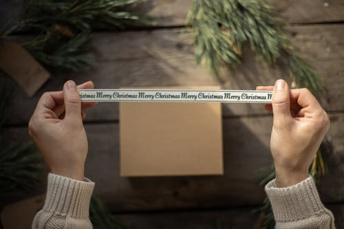 拿着白色和棕色箱子的人 · 免费素材图片