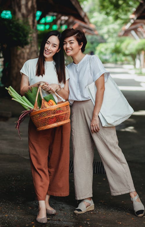 满足种族的妇女在城市道路上的食物篮 · 免费素材图片