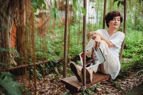 沉思亚洲女性秋千上木制秋千 · 免费素材图片