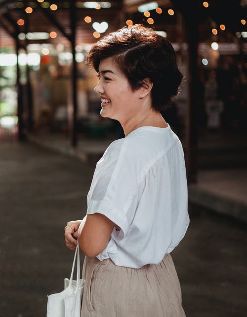 幸福的亚洲女人，走在大街上 · 免费素材图片