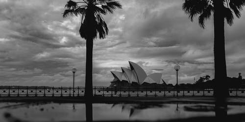 阴天的现代悉尼歌剧院外观 · 免费素材图片