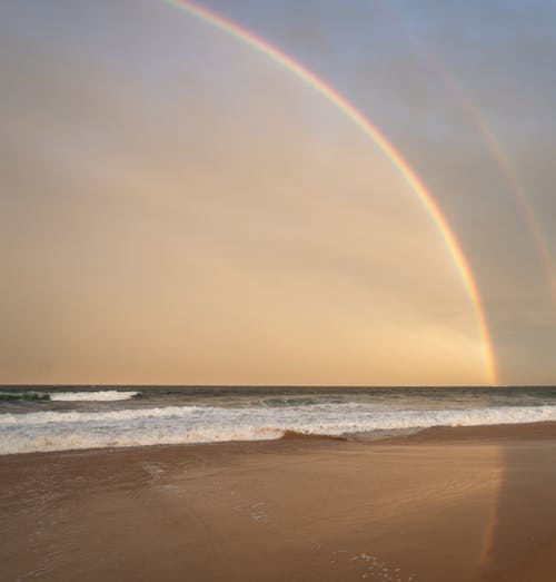 沙滩与缤纷的彩虹 · 免费素材图片
