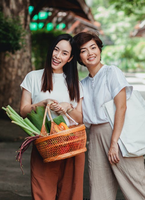 在城里的蔬菜篮的快乐亚洲女友 · 免费素材图片