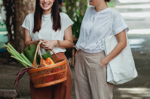 在城市与食物篮子收获积极的女朋友 · 免费素材图片