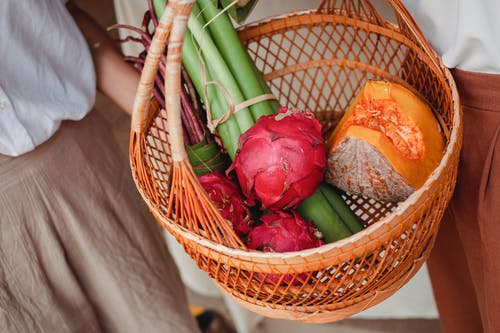 妇女与蔬菜和水果篮 · 免费素材图片