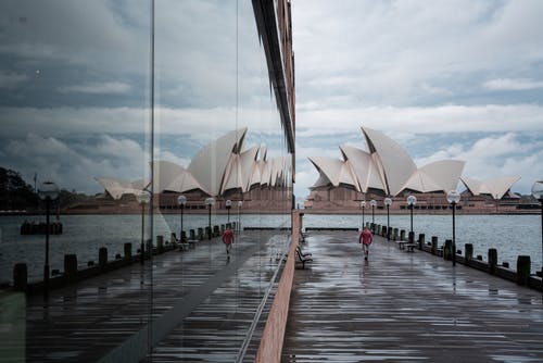 反映在玻璃建筑中的着名悉尼歌剧院 · 免费素材图片