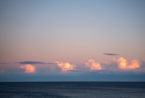 多云的天空，荡漾着海 · 免费素材图片