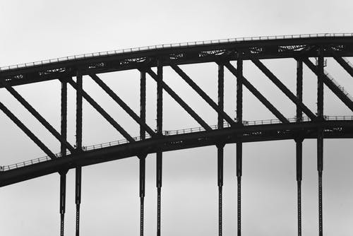钢拱桥的片段反对阴暗的天空 · 免费素材图片