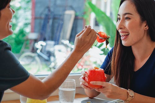 快乐的作物亚洲女人喂养朋友 · 免费素材图片