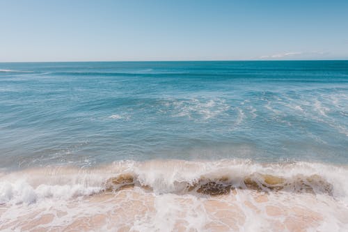 平静的蓝色大海，万里无云的蓝天下 · 免费素材图片