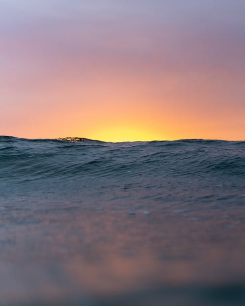 波浪海波纹的水在日落时 · 免费素材图片