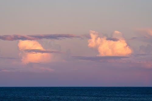 白云在平静的海面 · 免费素材图片