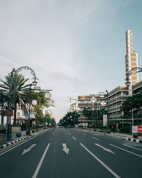 有关垂直拍摄, 沥青路面, 狭窄的免费素材图片