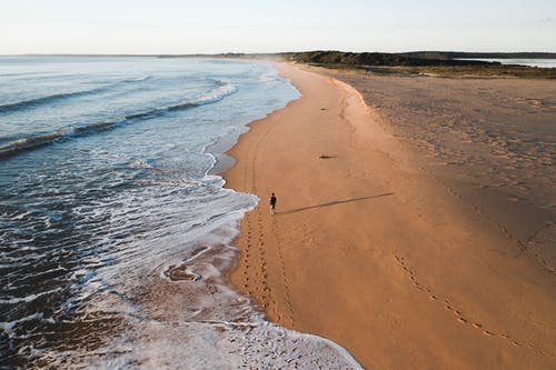 孤独的游客，在沙滩上行走 · 免费素材图片