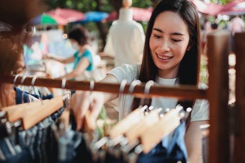 白衬衫微笑的女人 · 免费素材图片