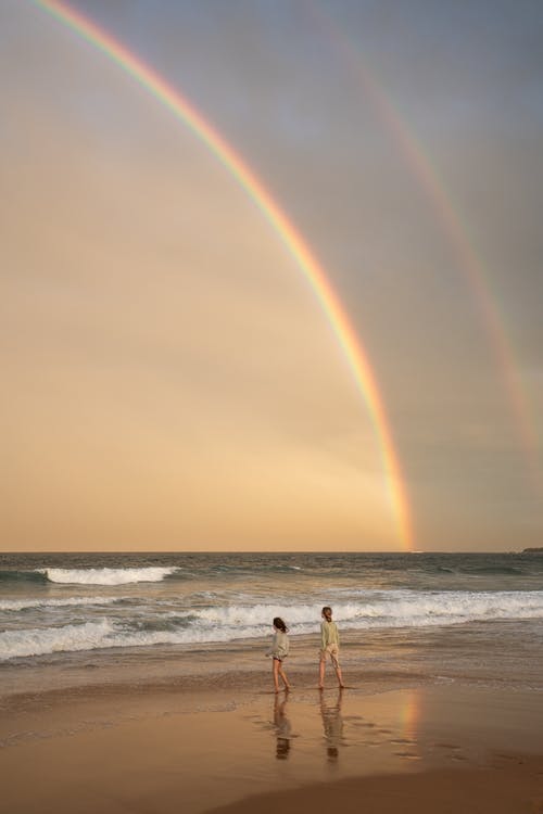 2人站在海滩上 · 免费素材图片