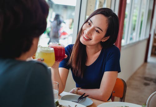 在咖啡馆里喝幸福的亚洲女人 · 免费素材图片