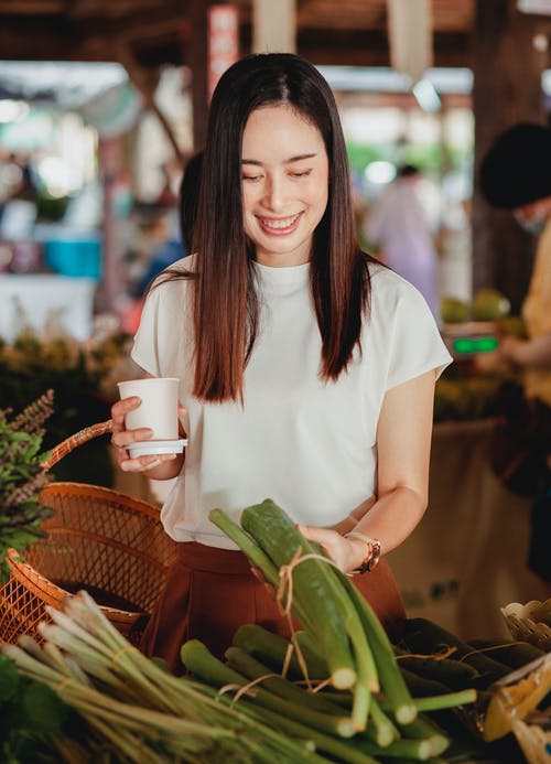 有选择菜的饮料的快乐的种族妇女 · 免费素材图片