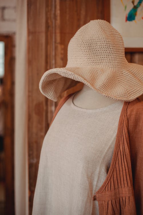 在店里的衣服和帽子的模特 · 免费素材图片