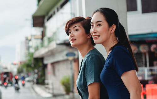 在城市街道上的超凡魅力族裔妇女 · 免费素材图片