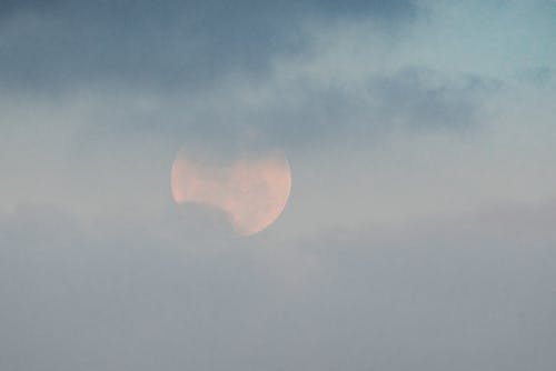 月亮照耀着多云的天空 · 免费素材图片