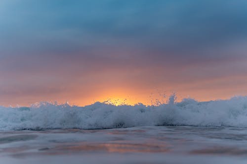 夕阳的天空，挥舞着大海洗岸 · 免费素材图片