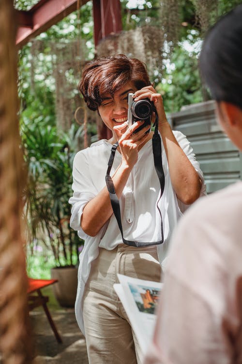 采取庄稼朋友的照片微笑的亚裔妇女照相机的 · 免费素材图片
