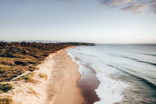 岩石的海岸，沙滩和波浪海 · 免费素材图片