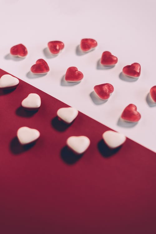 红色和白色心形糖果 · 免费素材图片