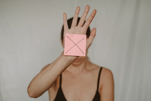黑色胸罩，拿着粉红色纸的女人 · 免费素材图片