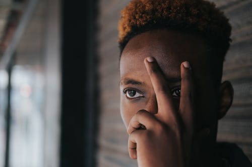 男人用手遮住脸 · 免费素材图片