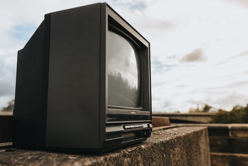 棕色土路上的黑色crt电视 · 免费素材图片