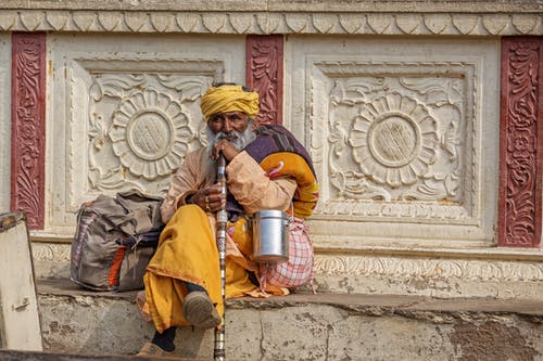 拐杖在大街上的高级印度教男人 · 免费素材图片