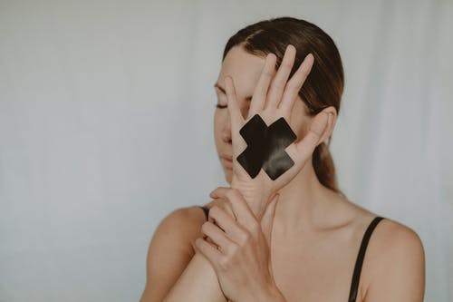女人捂着脸用她的双手 · 免费素材图片