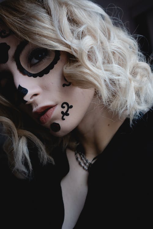 有关垂直拍摄, 女人, 摆姿势的免费素材图片