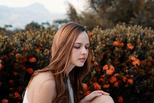 有关女人, 年轻, 棕发的免费素材图片