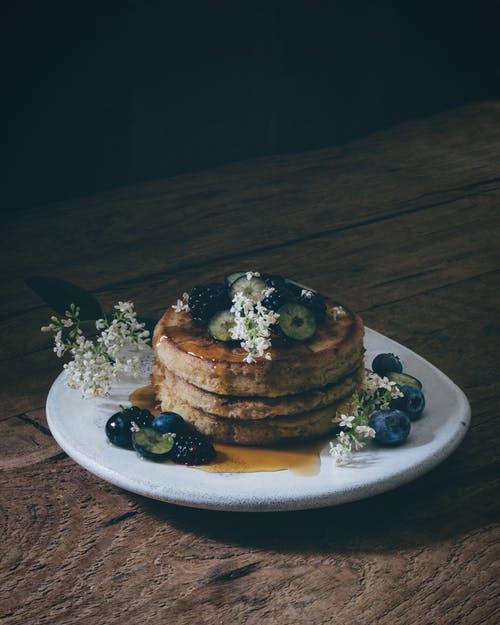 白色陶瓷板上的棕色和黑色糕点 · 免费素材图片