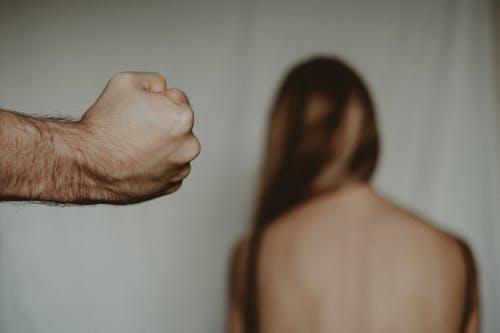 裸照女人抱着她的左手 · 免费素材图片