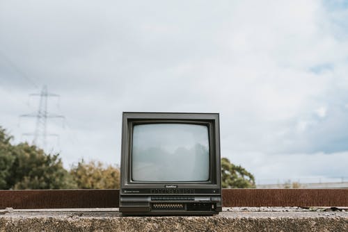 棕色土壤上的黑色crt电视 · 免费素材图片