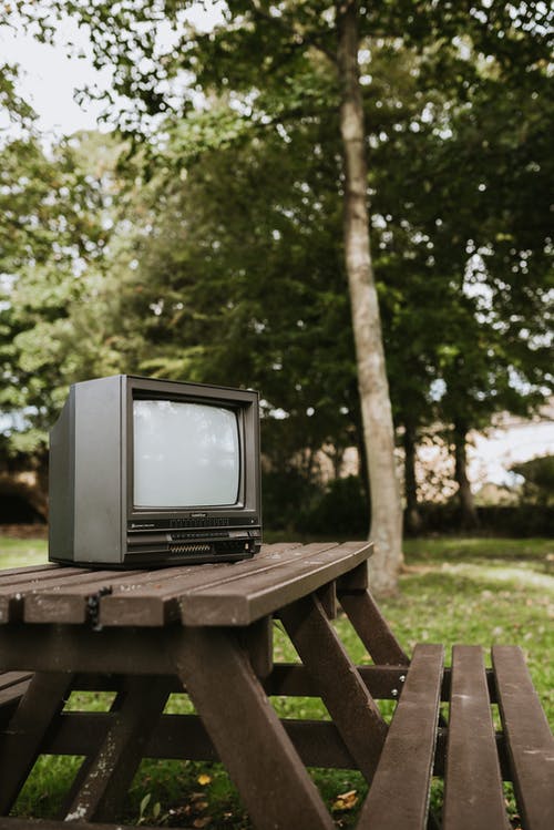 黑色crt电视棕色木制的桌子上 · 免费素材图片