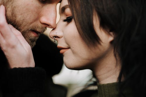 男人和女人互相亲吻 · 免费素材图片