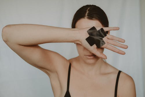 黑色胸罩遮住她的脸的女人 · 免费素材图片
