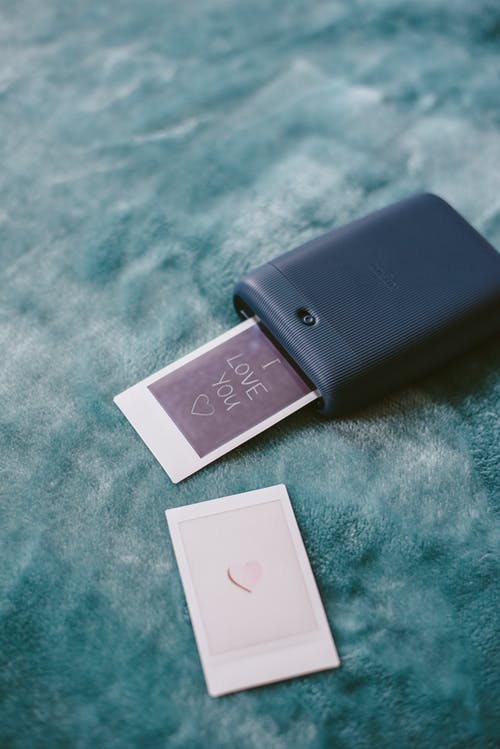 黑色皮革翻盖保护套，绿色纺织 · 免费素材图片