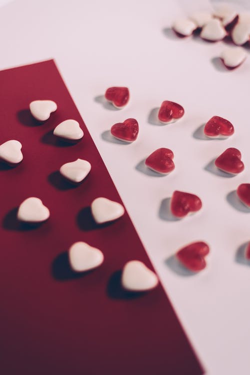 红色和白色的心形糖果 · 免费素材图片