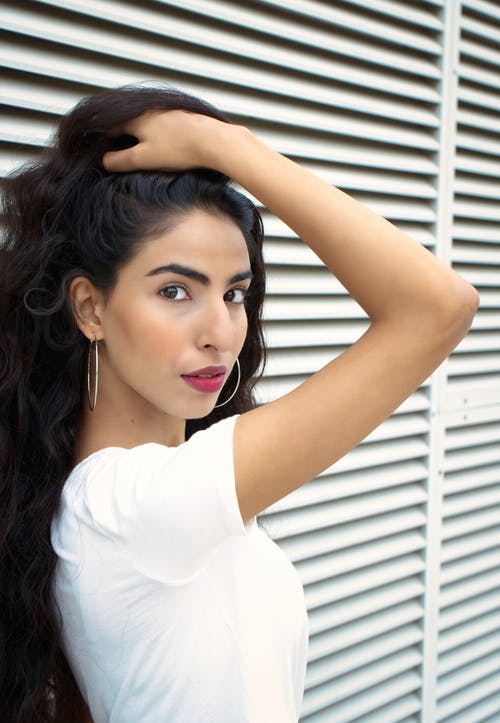 有关人, 咖啡色头发的女人, 女人的免费素材图片