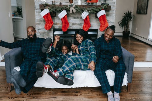 高兴的黑人家庭在沙发上玩 · 免费素材图片