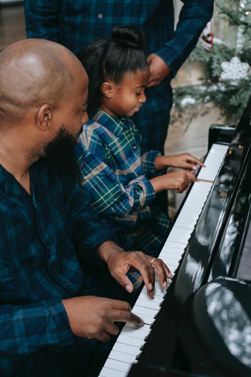 黑人父亲与儿子和女儿在家里弹钢琴 · 免费素材图片