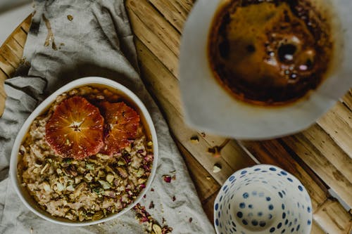白色陶瓷碗上的棕色和红色食物 · 免费素材图片