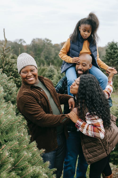 在枞树农场开心幸福的黑人家庭 · 免费素材图片